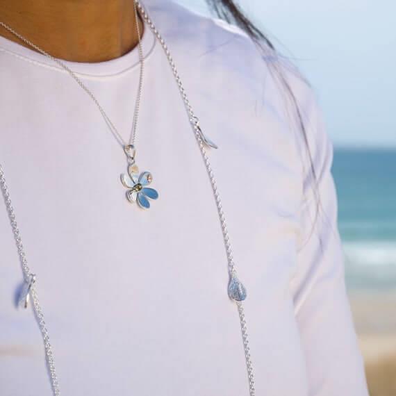 Origins Daisy Flower Pendant Necklace