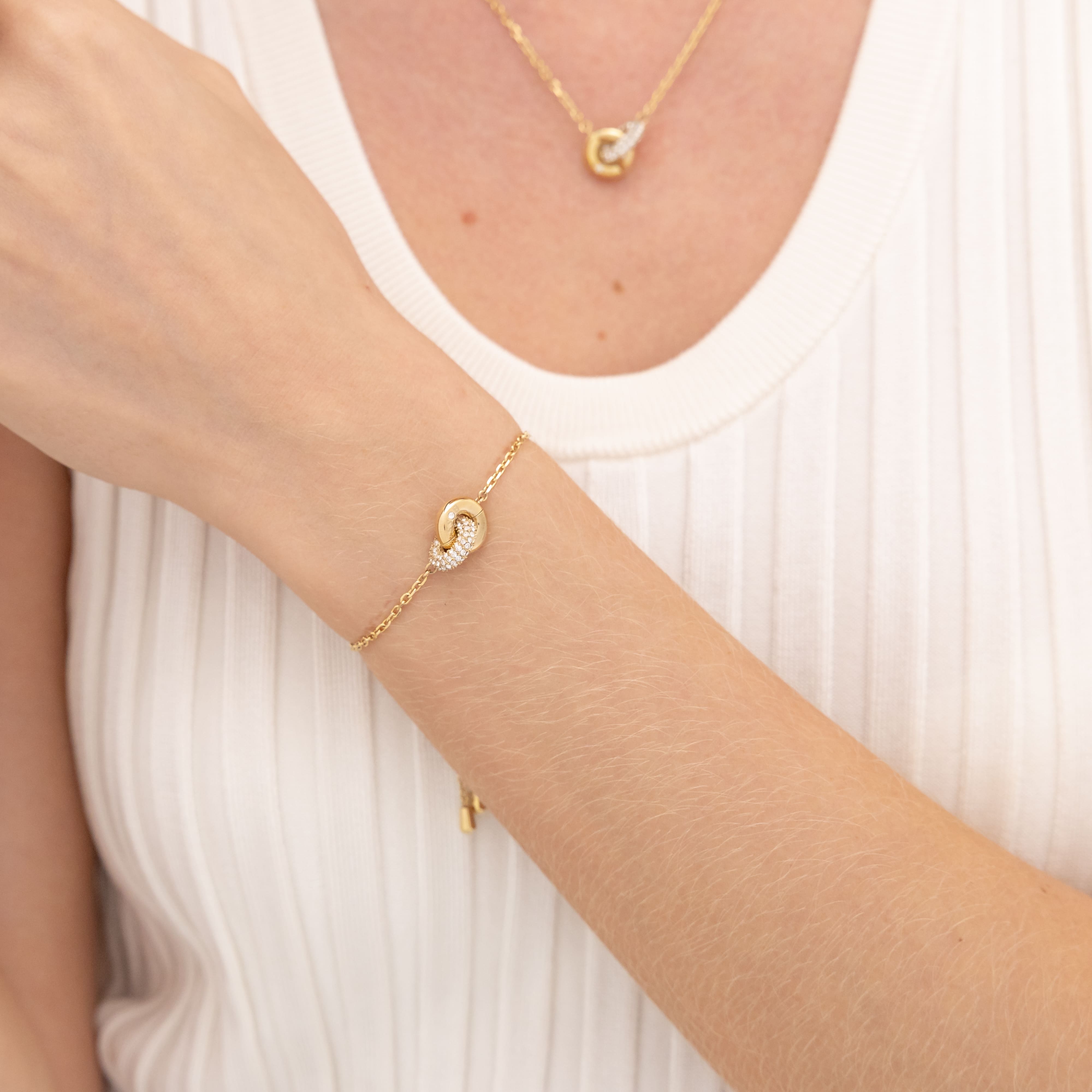 Live Precious Interlinking Circle Pendant Gold Bracelet