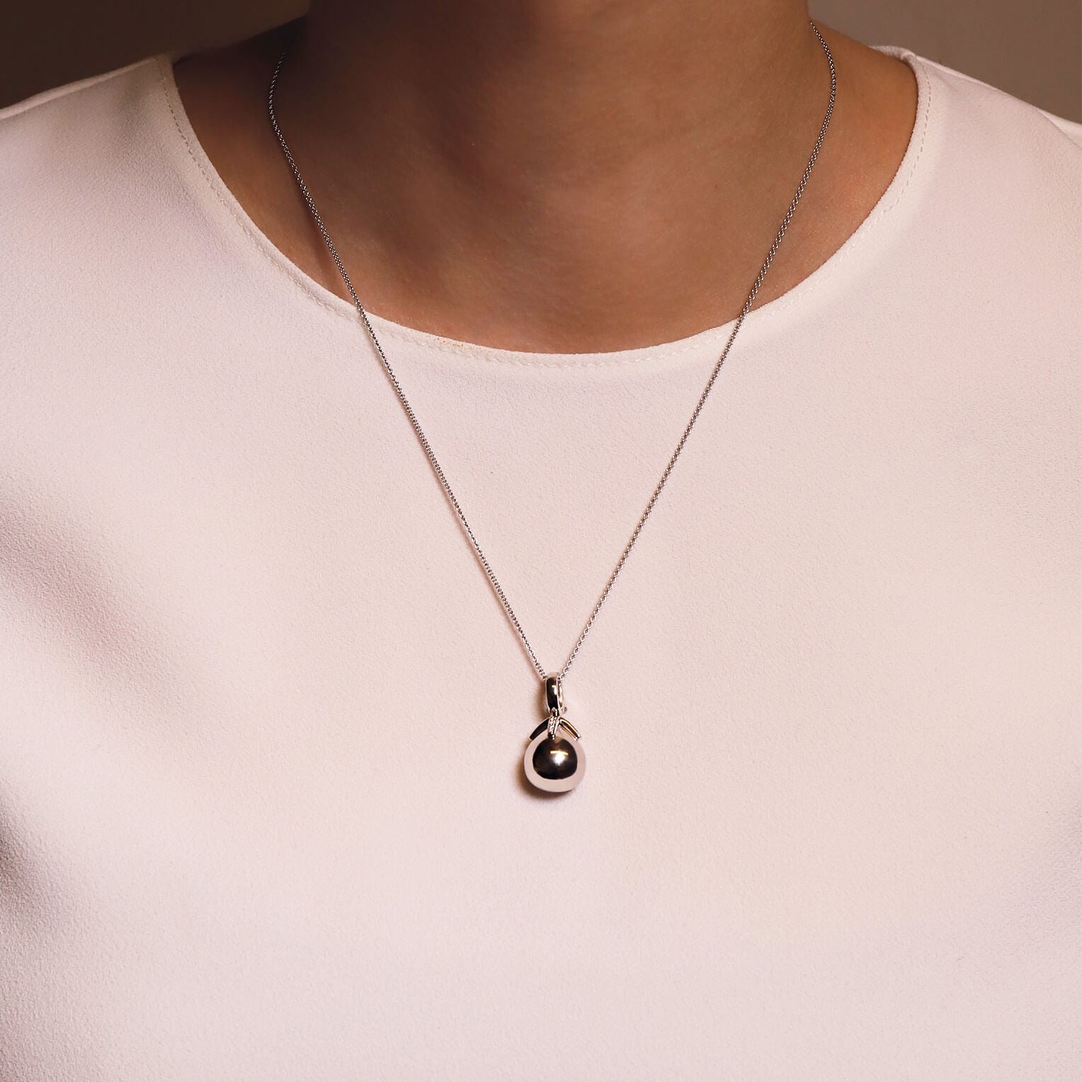Cut Flowerbed Shape Pendant Necklace