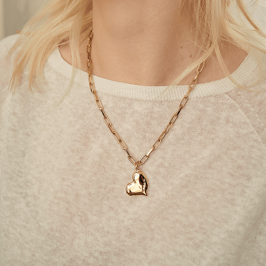 18k Gold Plated Short Necklace with Medium Sized Link Chain & Heart