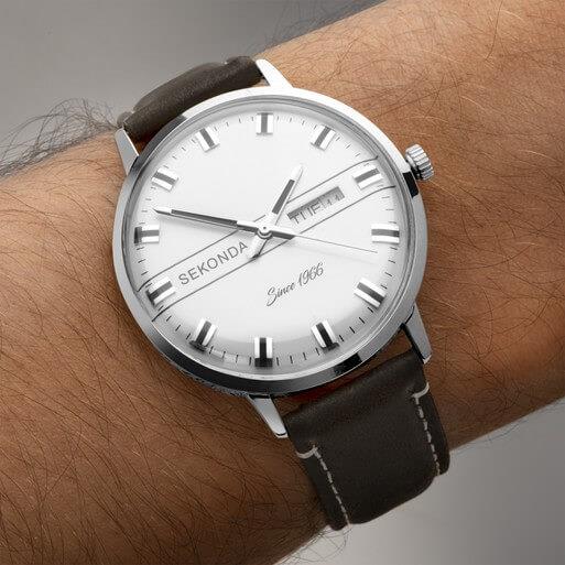 Silver Case With Silver Dial & Black Leather Strap Men's Heritage Watch
