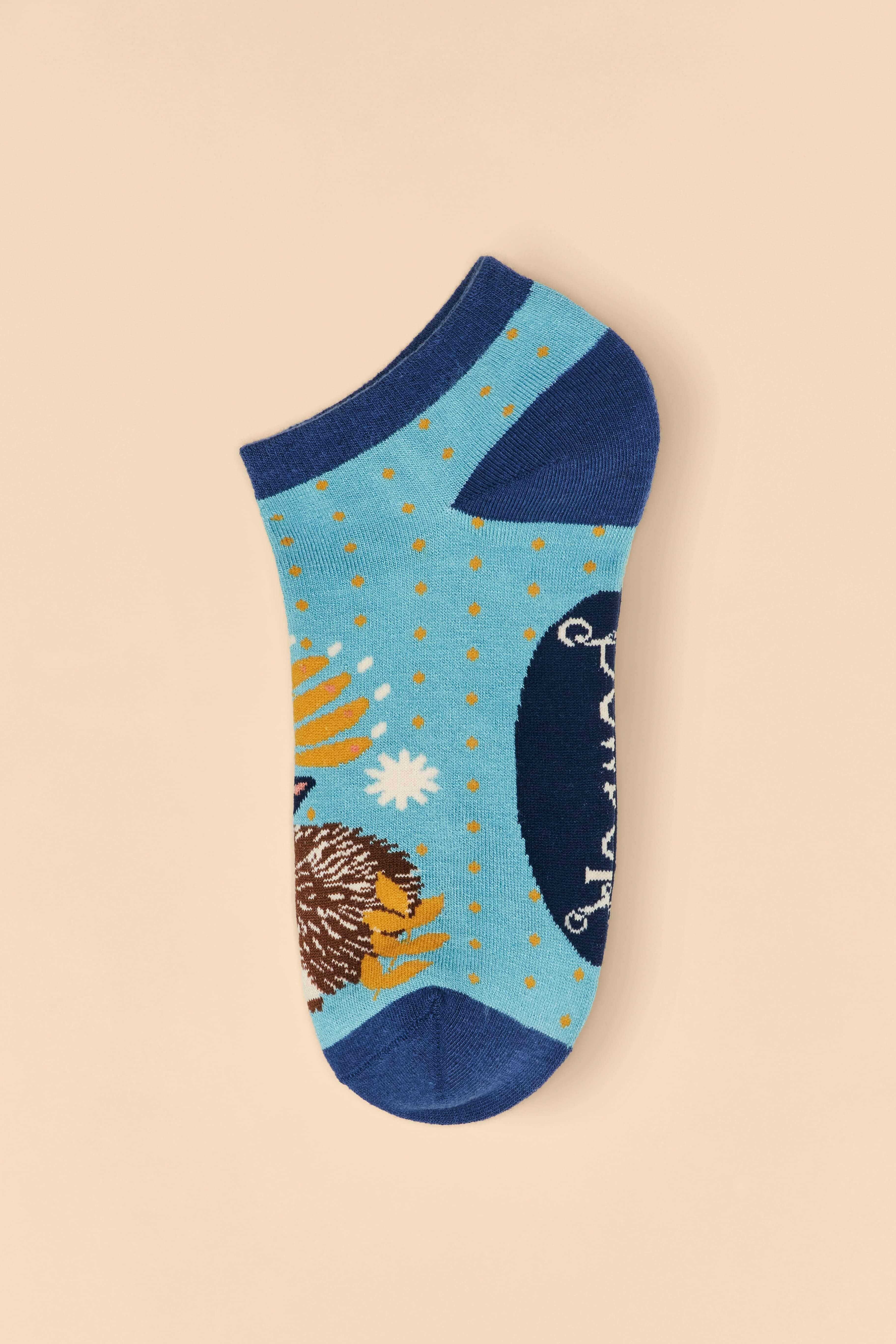 Hedgehog Hunting in Leaves Trainer Socks - Ice