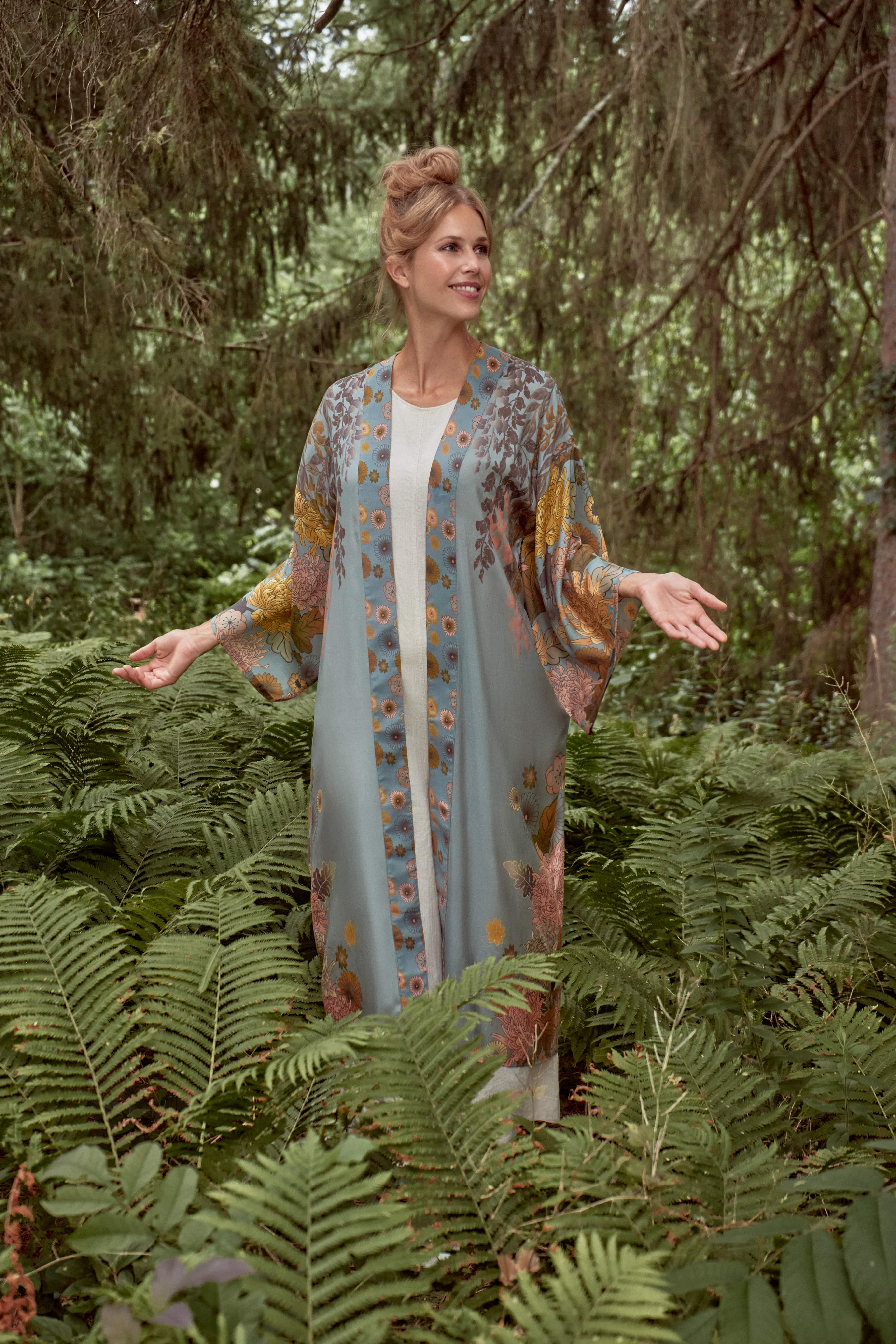 PRINTED KIMONO GOWN - Trailing Wisteria Ice