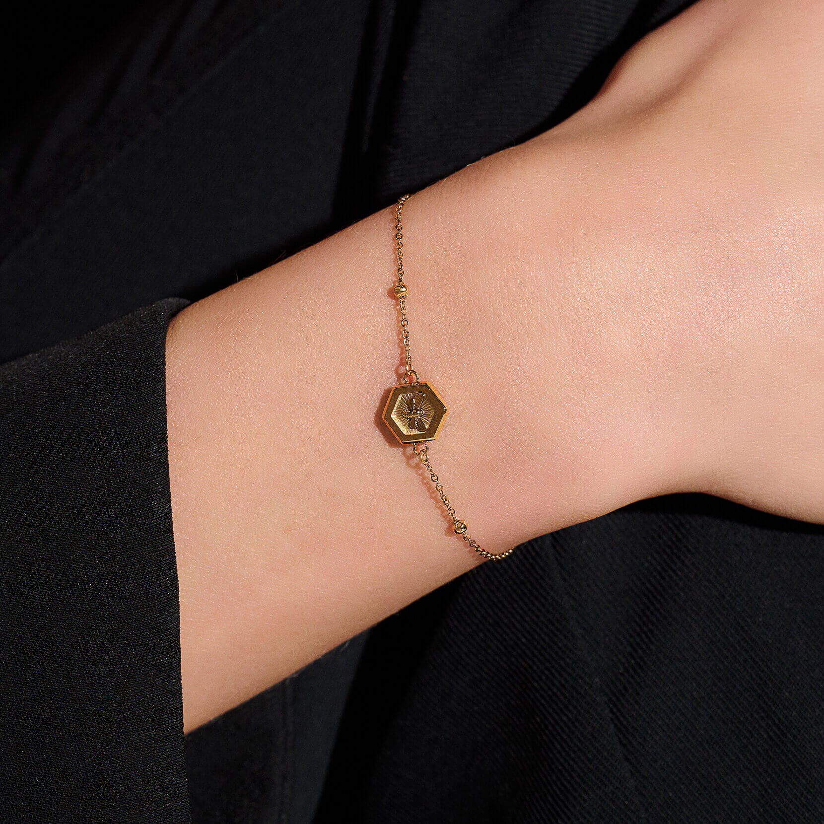 Minima Bee Gold Pendant Bracelet