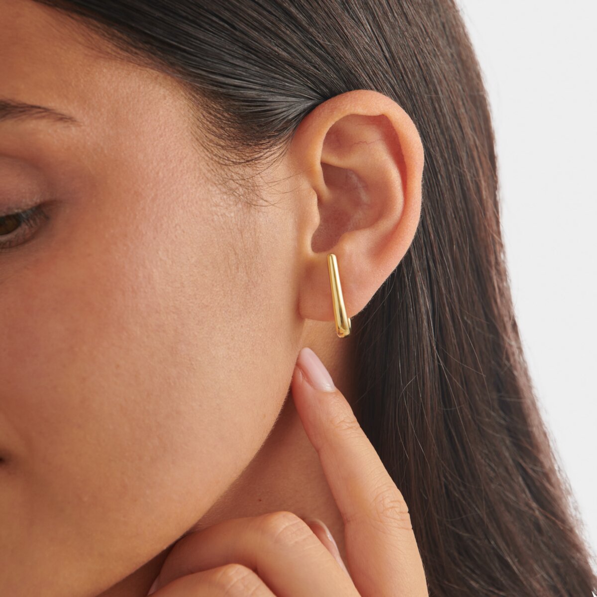 Izi Ear Huggie Earrings in Gold