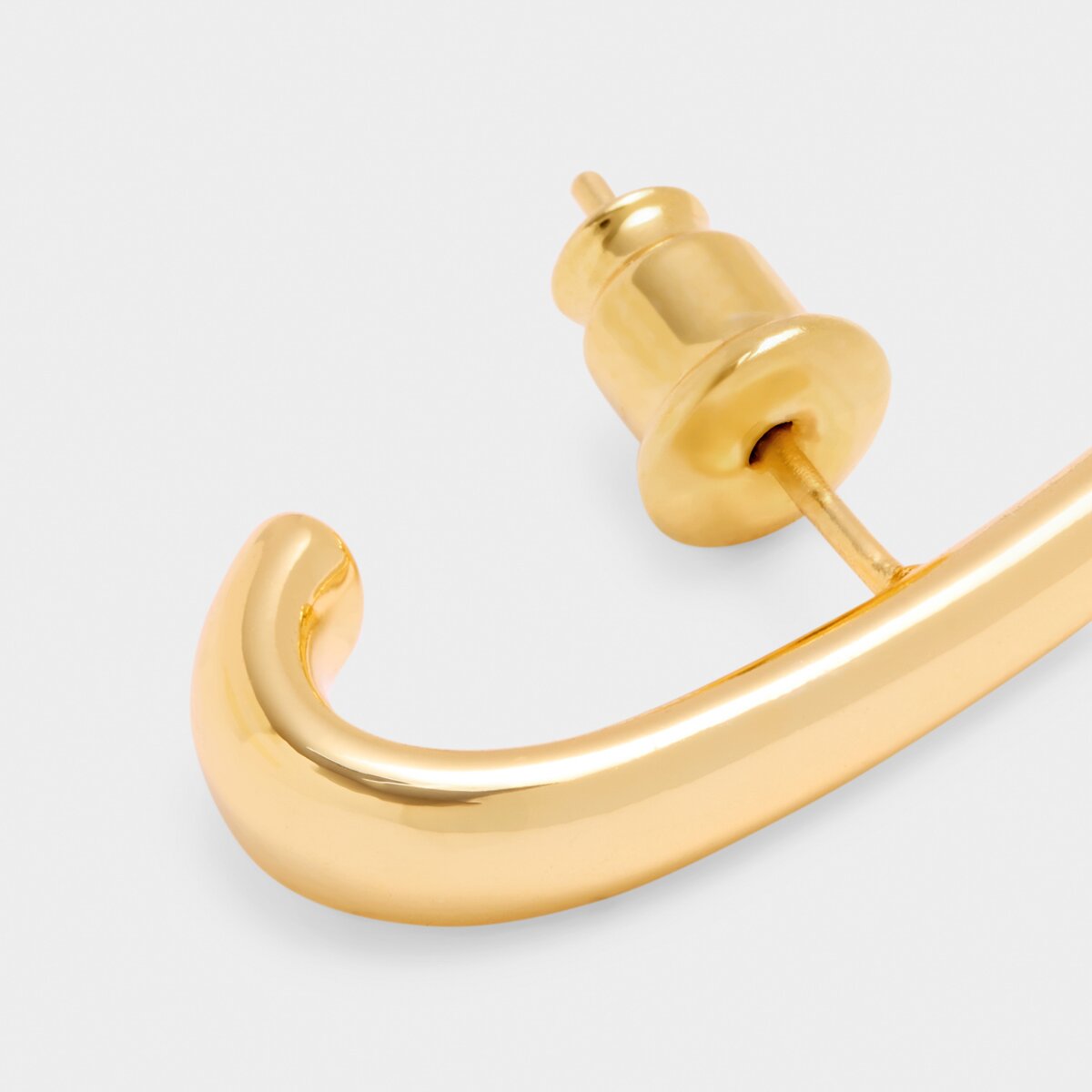 Izi Ear Huggie Earrings in Gold