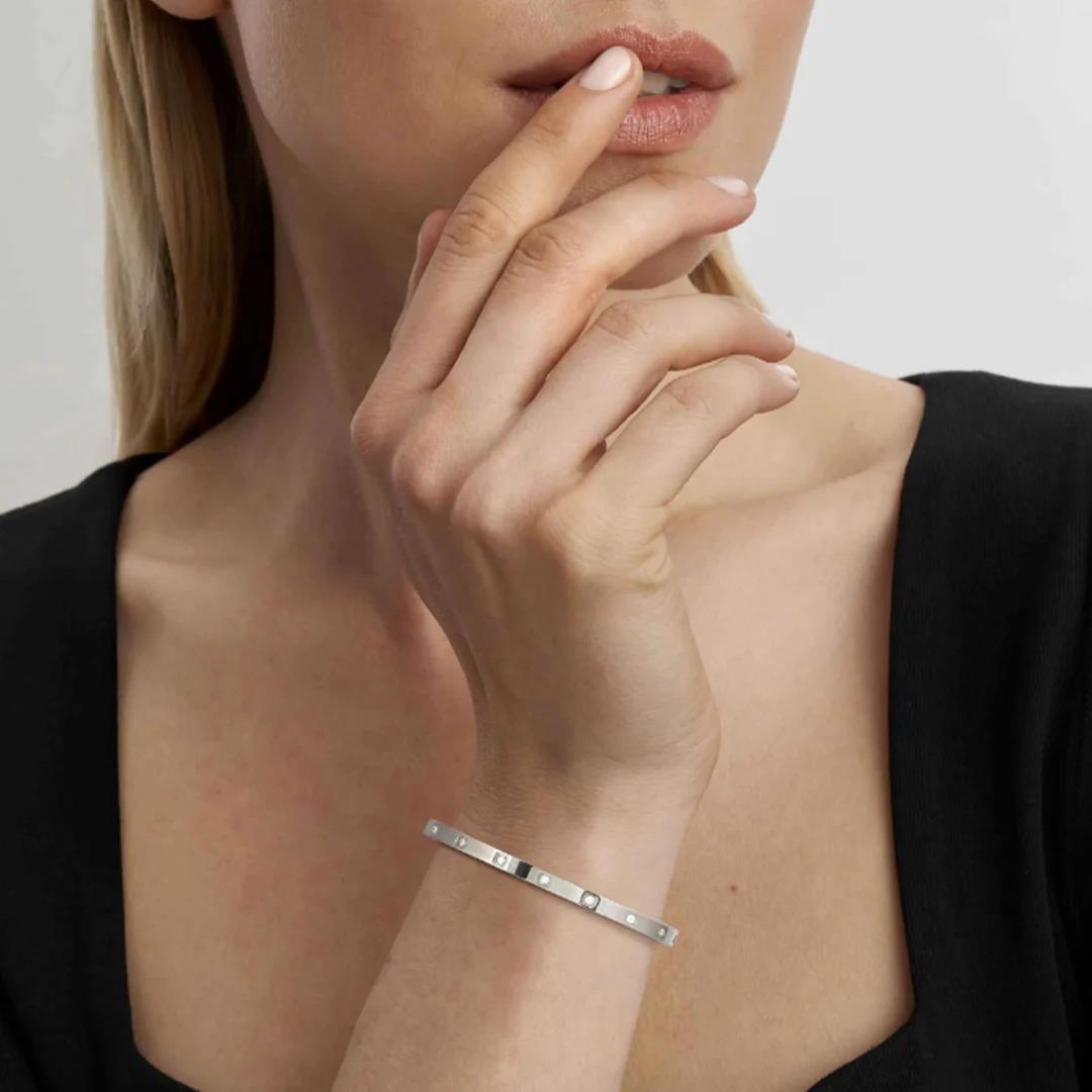 Pretty Bangle In SS With CZ Solid Heart