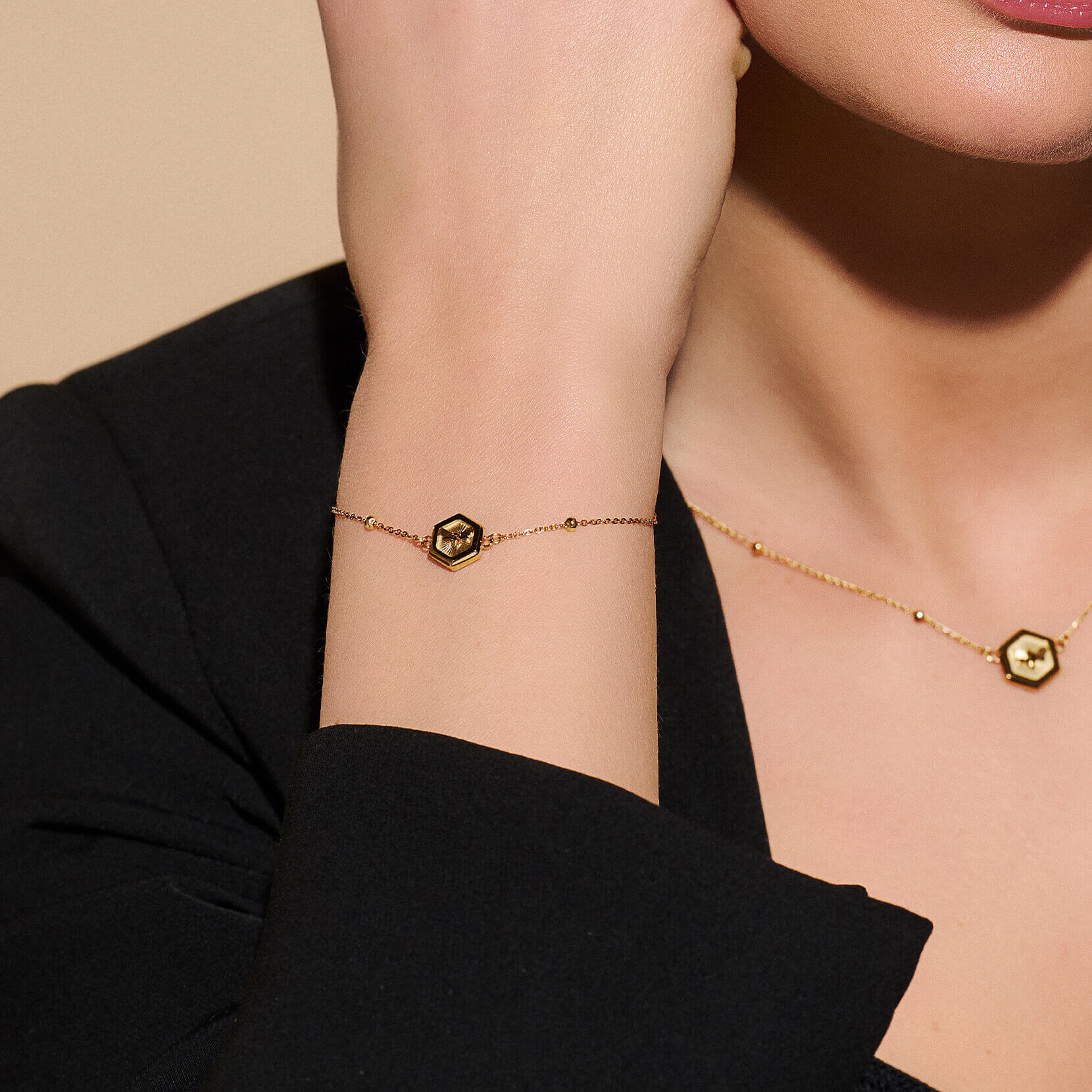 Minima Bee Gold Pendant Bracelet