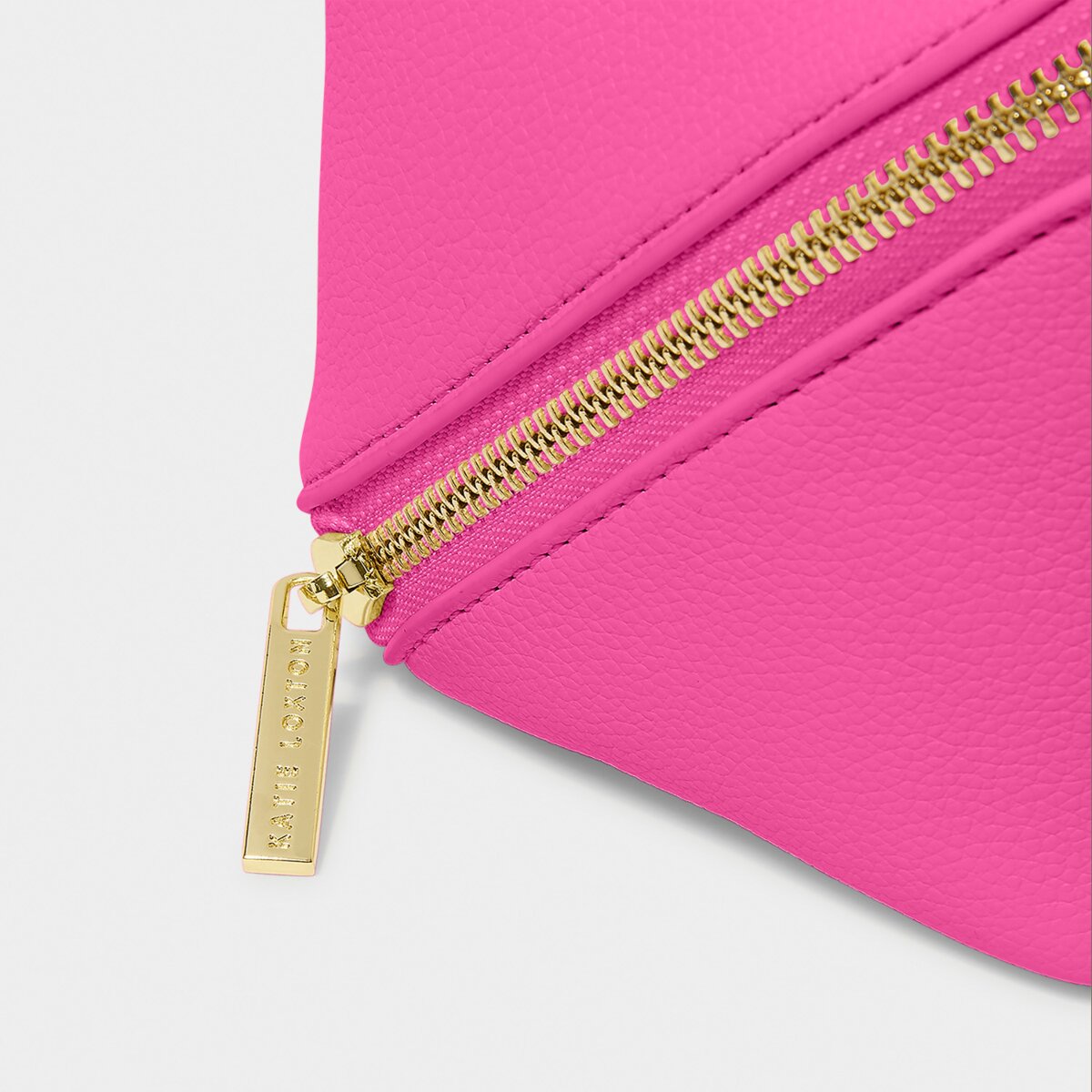 Medium Makeup & Wash Bag In Magenta