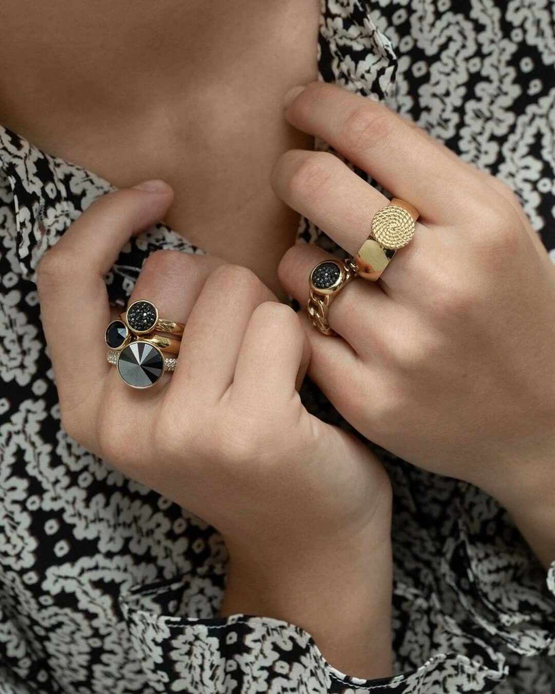 Famosa Gold 10mm Bottone Ring Top Jet Hematite